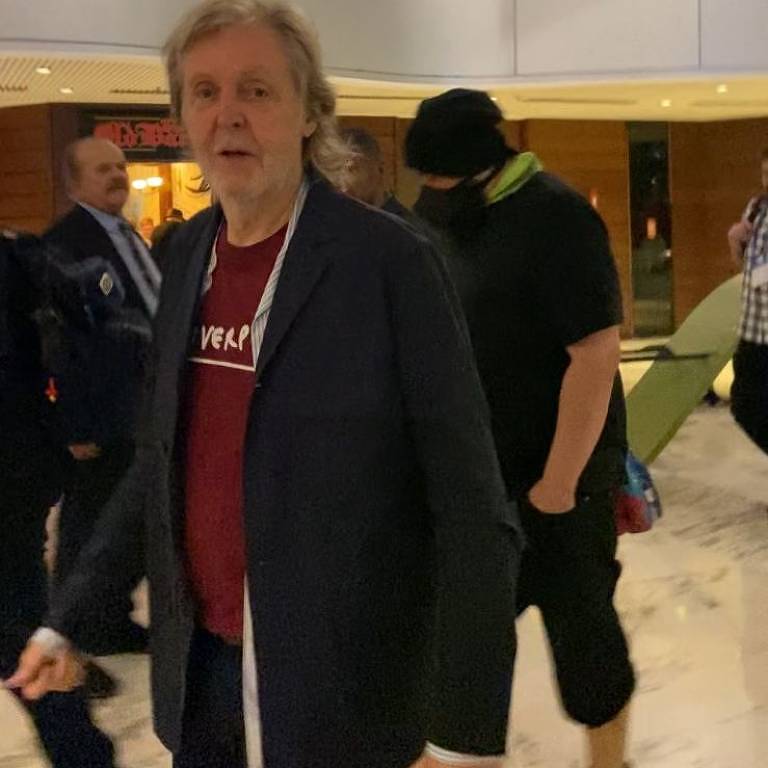 Paul McCartney no saguão do hotel Royal Tulip, em Brasília