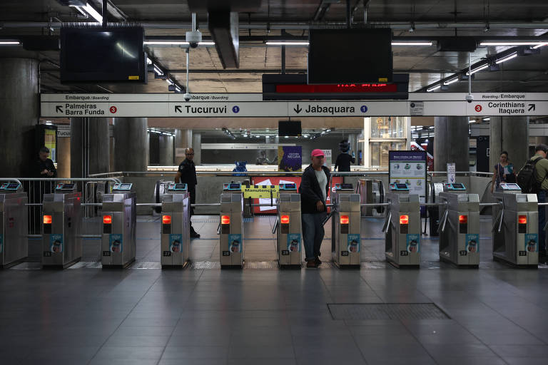 Estação Sé vazia durante a paralisação parcial do metrô e da CPTM nesta terça-feira (28)