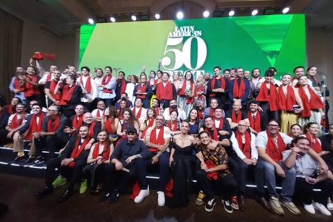 Chefs comemoram após a cerimônia do 50 Best, no Copacabana Palace, no Rio de Janeiro