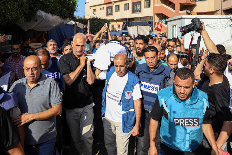 Jornalistas palestinos em funeral de colega morto em ataque israelense em Khan Younis, no sul da Faixa de Gaza