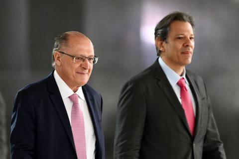 Brazilian Vice President and Minister of Industry and Trade Geraldo Alckmin (L) and Minister of Finance Fernando Haddad walk on arrival at Planalto Palace in Brasilia to attend the Black Awareness Day commemoration on November 20, 2023. (Photo by EVARISTO SA / AFP)