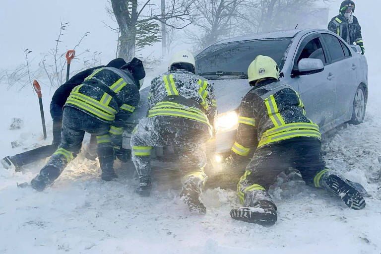 Socorristas ucranianos tentam retirar carro atolado na neve em Odessa
