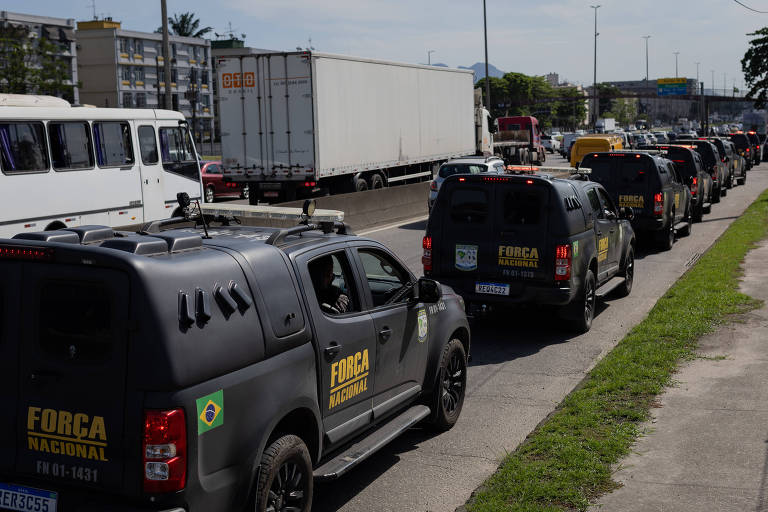 Carros da Força Nacional em rodovia do Rio