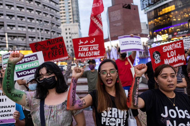 Filipinos protestam em defesa da causa palestina em Quezon, na área metropolitana de Manila