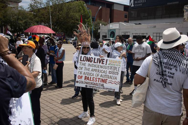 Ativista com adereço indígena participa de ato pró-Palestina organizado por diversos partidos políticos e sindicatos em Joanesburgo, na África do Sul
