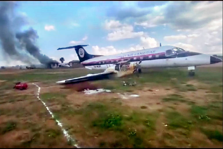 Dois EMB-120 Brasília acidentados na pista de pouso de Kikoboga, em Tanzânia