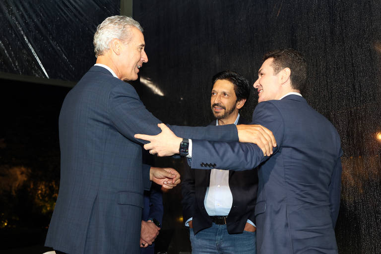 O empresário Fabio Ermírio de Moraes, do grupo Votorantim, o prefeito de São Paulo, Ricardo Nunes, e o ministro das Cidades, Jader Filho
