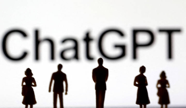 Logo do ChatGPT visto atrás de silhuetas humanas em foto ilustrativa