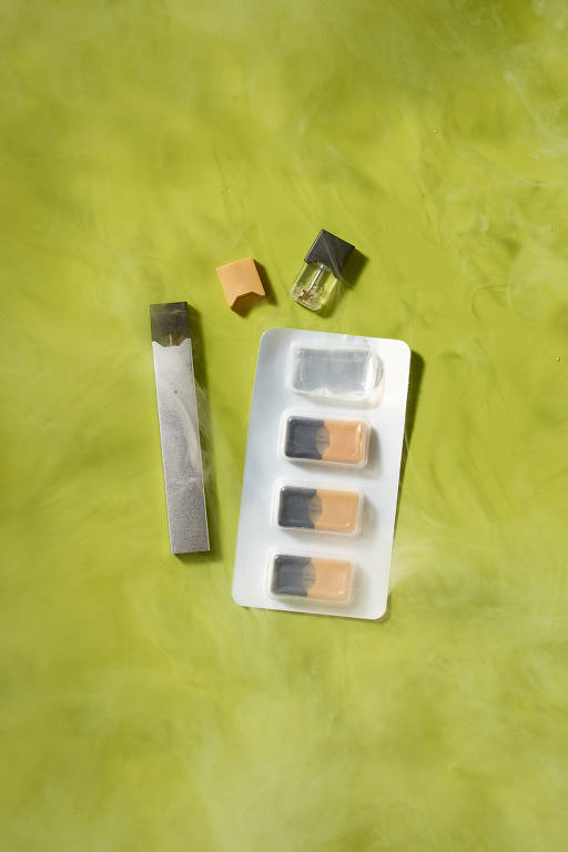 Um Juul e cápsulas de reposição, de 2018, quando a discrição costumava ser mais presente nos cigarro eletrônicos