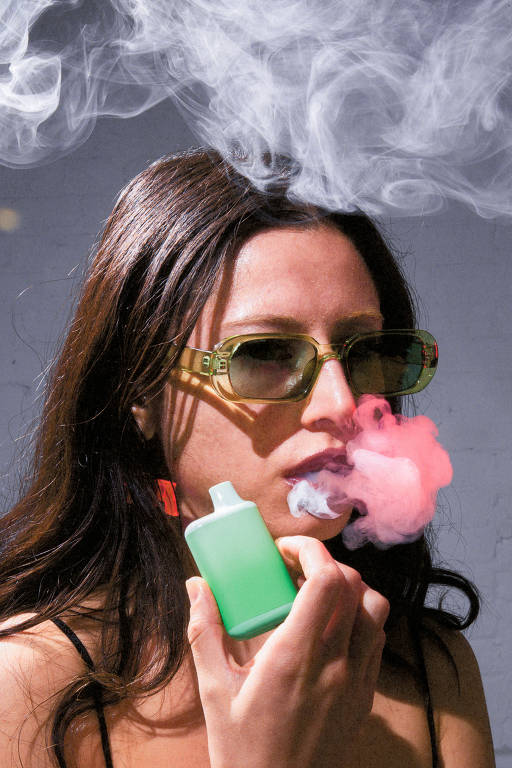 Valley Latini posa com um estilo de dispositivo de vaporização preferido pelos usuários jovens, no Brooklyn