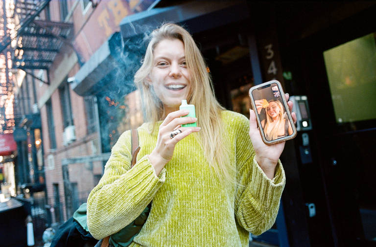 Seraphina Harris-Ferron vaporiza enquanto fala ao telefone com um amigo