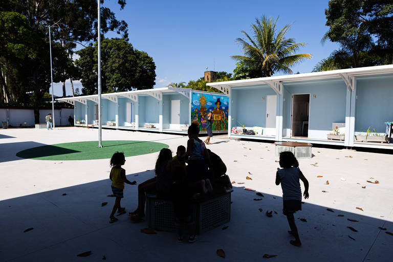 Crianças brincam na Vila Reencontro Cruzeiro do Sul, primeira unidade inaugurada do programa para sem-teto da prefeitura 