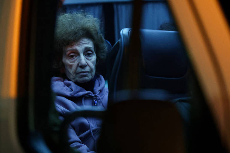 Irena Tati, 73, feita refém pelo Hamas, dentro de van após chegar a centro médico em Tel Aviv