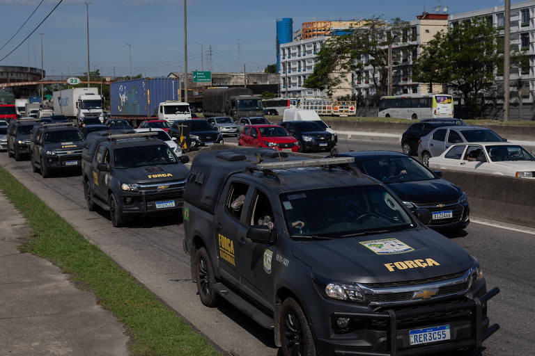 Carros da Força Nacional em patrulhamento na Avenida Brasil