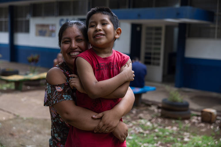 A boliviana Dionicia Apaza, 42, costureira, ao lado do filho Elbis Miguel, 6, no CAPS (Centro de Atenção Psicossocial) Infanto Juvenil da Mooca, onde às quintas-feiras se reúnem famílias bolivianas cujos filhos foram diagnosticados com transtorno do espectro autista (TEA)