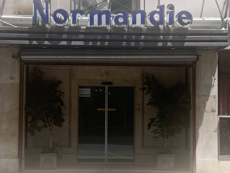 Fachada do Hotel Normandie, em Buenos Aires, com a marca da placa em homenagem a Tenório Jr. arrancada