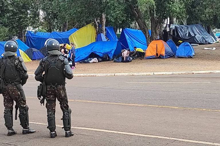 Militares diante de várias tendas