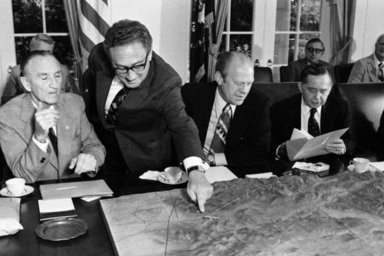 Kissinger aponta para mapa do Sinai durante uma reunião com o presidente dos EUA, Gerald Ford, e membros do Congresso na Casa Branca