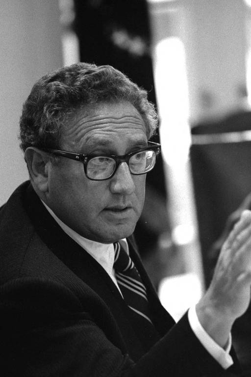 Kissinger fala durante reunião após os assassinatos, em Beirute, do embaixador Francis E. Meloy Jr. e do conselheiro econômico Robert O. Waring, na Casa Branca, em 1976