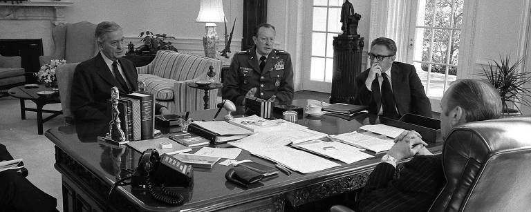 O presidente dos EUA, Gerald R. Ford, reúne-se com o secretário de Estado Henry Kissinger, o chefe do Estado-Maior do Exército, general Frederick Weyand, e Graham Martin, embaixador no Vietnã