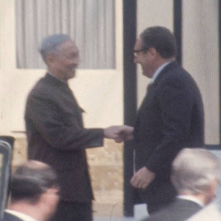 O Conselheiro de Segurança Nacional dos EUA, Henry Kissinger, aperta a mão de Le Duc Tho, membro do Politburo norte-vietnamita, antes das negociações de acompanhamento após os Acordos de Paz de Paris sobre o Vietnã