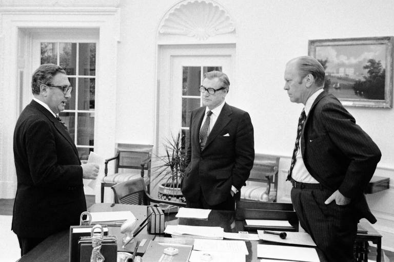 O presidente dos EUA, Gerald Ford, Nelson A. Rockefeller e Henry A. Kissinger estão ao redor da mesa do Salão Oval antes de caminhar para a Sala Roosevelt para uma reunião do Conselho de Segurança Nacional sobre a situação no Vietnã do Sul