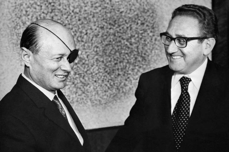 O secretário de Estado dos EUA, Henry Kissinger, encontra-se com o ministro da Defesa de Israel, Moshe Dayan, em Tel Aviv, em 8 de janeiro de 1974