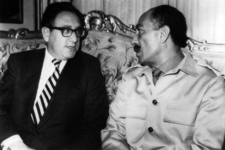 (ARQUIVOS) O secretário de Estado dos EUA, encontra-se com o presidente do Egito, Anwar Sadat, durante sua visita ao Cairo em 7 de novembro de 1973