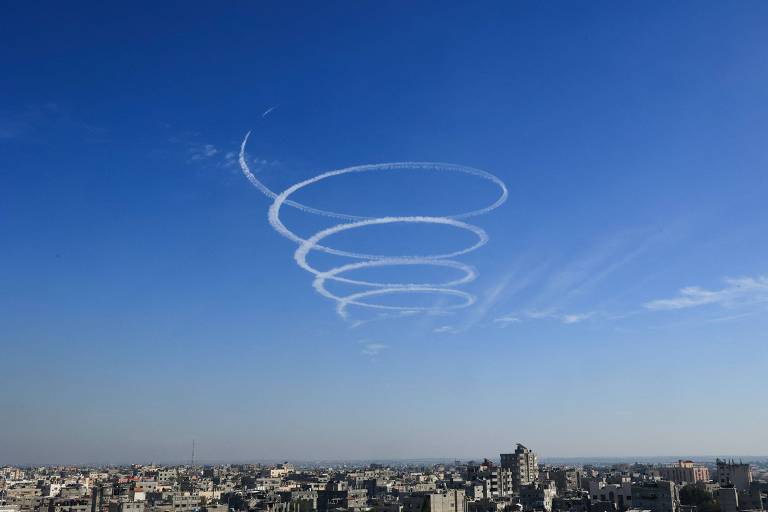 Aeronave israelense faz espiral de fumaça sobre Rafah; veja fotos de hoje