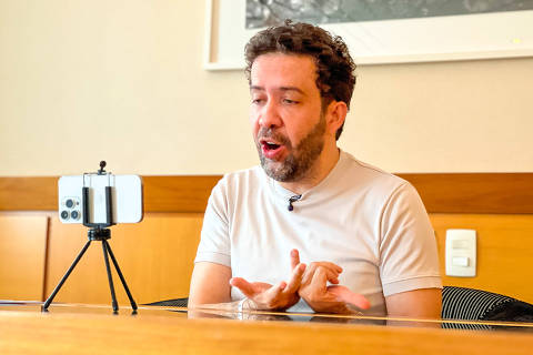 O deputado federal André Janones (Avante-MG) em um hotel de São Paulo, durante entrevista dada à Folha por videoconferência