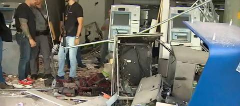 Caixas eletrônicos do Banco do Brasil ficaram destruídos