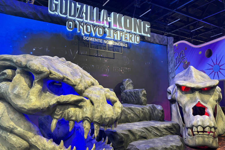Ossadas de "Godzilla vs. Kong: O Novo Império" no estande da Warner Bros. na CCXP23