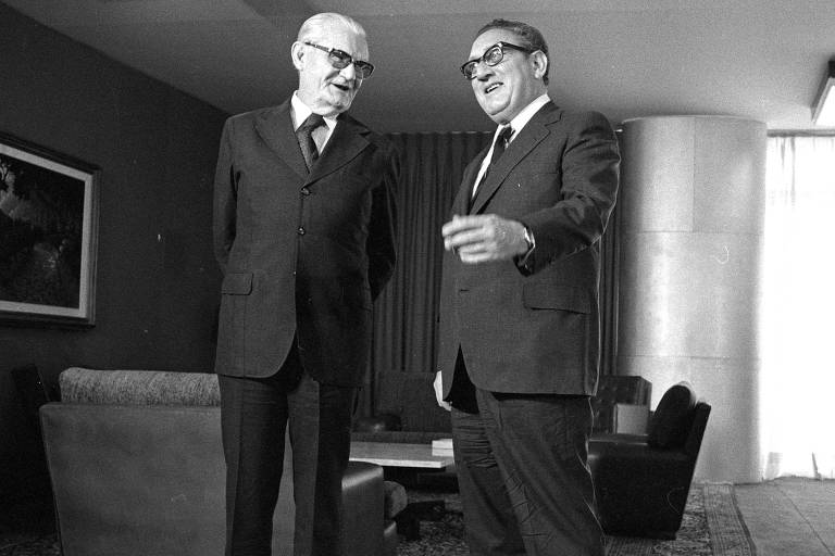 Henry Kissinger (secretário de Estados dos Estados Unidos) durante visita ao Brasil, acompanhado por Ernesto Geisel 