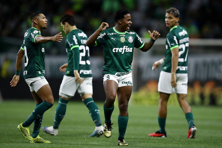 Jogadores do Palmeiras comemoram gol durante confronto contra o América-MG, no Allianz Parque