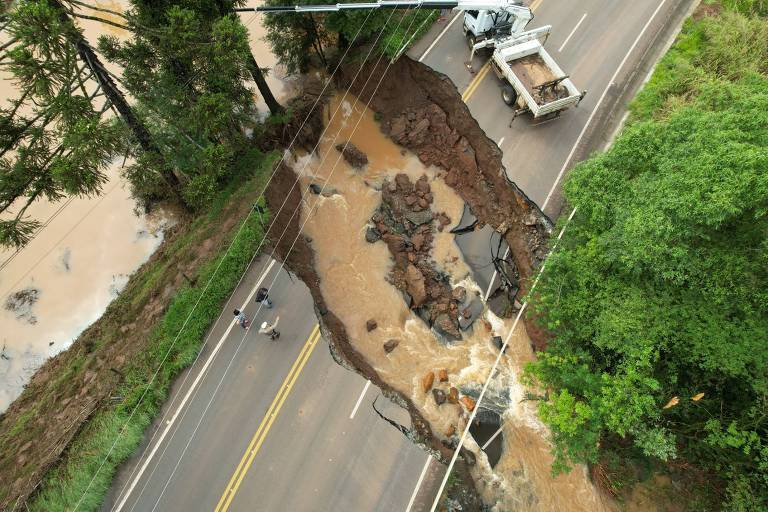 Em Santa Catarina, correnteza de água destruiu trecho da SC-135, no município de Rio das Antas, na divisa com a cidade de Videira, na madrugada desta quarta-feira (29)