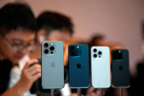 FILE PHOTO: People look at the new iPhone 15 Pro as Apple's new iPhone 15 officially goes on sale across China at an Apple store in Shanghai, China September 22, 2023. REUTERS/Aly Song/File Photo ORG XMIT: FW1