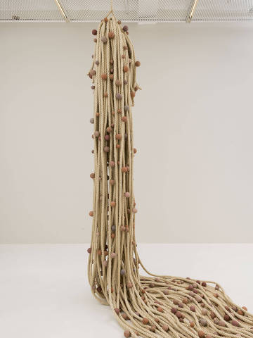 Aislan Pankararu, 'Feixes de Ondas Germinantes', 2023, corda de sisal e cerâmica