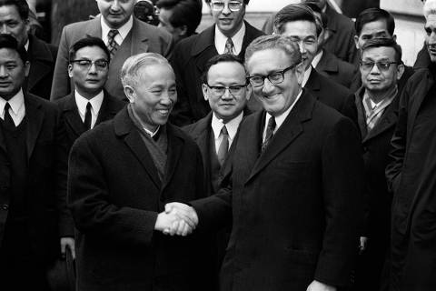(FILES) US National Security Advisor Henry Kissinger (R) shakes hands with Le Duc Tho, leader of North-Vietnam's delegation, after the signing of a ceasefire agreement in the Vietnam war, on January 23, 1973 in Paris. The Nobel Peace Prize awarded 50 years ago to then US secretary of state Henry Kissinger and Vietnam's Le Duc Tho remains one of the most controversial Nobels ever. (Photo by AFP) ORG XMIT: DOC01