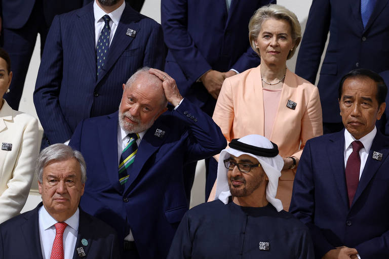 Lula passa a mão na cabeça ao lado dos presidentes