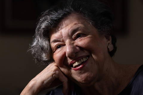 SAO PAULO, SP, 27.11.2023: FOLHINHA - CULTURA - Na foto, escritora Ruth Rocha (92) na sala de sua casa em São Paulo. A escritora Ruth Rocha (92) lançará no próximo dia 3 ?O Grande Livro dos Macacos?, pela editora Salamandra (Grupo Santillana). (Foto: Mathilde Missioneiro/Folhapress) **EXCLUSIVO FOLHA**