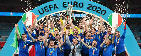 Soccer Football - Euro 2020 - Final - Italy v England - Wembley Stadium, London, Britain - July 11, 2021  Italy celebrate with the trophy after winning Euro 2020 Pool via REUTERS/Michael Regan