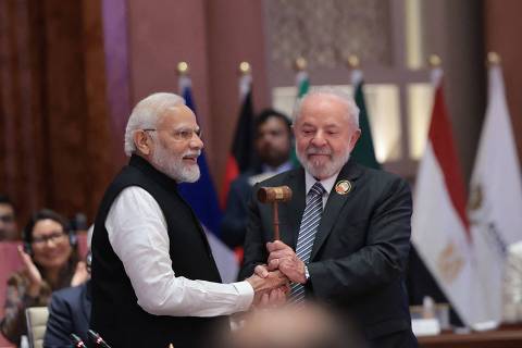 India's Prime Minister Narendra Modi (L) hands over the gavel to Brazil's President Luiz Inacio Lula da Silva (R) during the third working session of the G20 Leaders' Summit in New Delhi on September 10, 2023. Indian Prime Minister Narendra Modi called an end September 10, to the G20 summit in New Delhi by passing on a ceremonial gavel to Brazil, which will take the bloc's presidency. (Photo by PIB / AFP) / RESTRICTED TO EDITORIAL USE