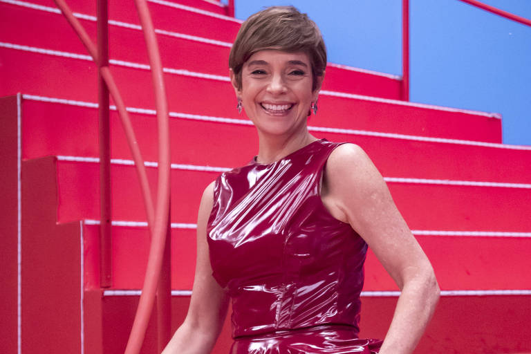 Renata Lo Prete usa vermelho em vinheta de fim de ano da Globo e faz piada com meme