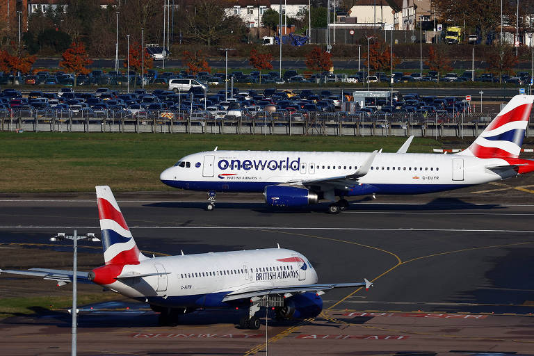Aviões da Brittish Airways em pista do aeroporto de Heathrow, em Londres