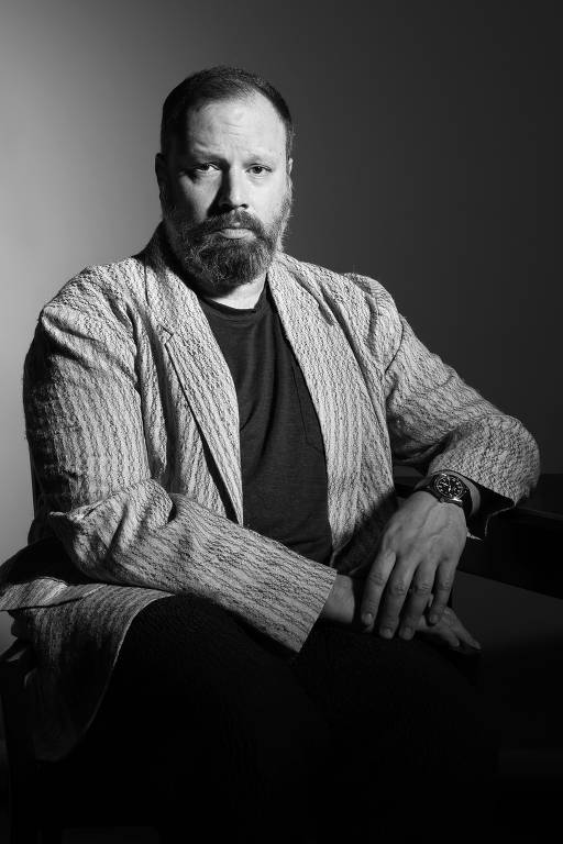 Yorgos Lanthimos em West Hollywood, Califórnia. "Poor Things" é um dos quatro filmes que o diretor fez com Emma Stone e pode ser indicado ao Oscar