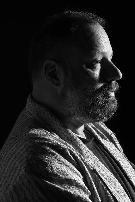 Yorgos Lanthimos em West Hollywood, Califórnia. "Poor Things" é um dos quatro filmes que o diretor fez com Emma Stone e pode ser indicado ao Oscar