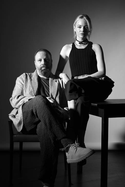 A atriz Emma Stone e o diretor Yorgos Lanthimos em West Hollywood, Califórnia. 'Poor Things' é um dos quatro filmes que eles fizeram juntos e pode ser indicado ao Oscar