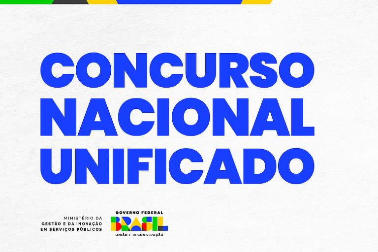 Escritos da cor azul escuro, cada uma das três palavras ocupa uma linha, todas estão sobre o fundo branco. Na parte inferior da tela está o logo com o slogan do governo lula e na parte superior a detalhes de cores mesclados de verde, preto, amarelo, azul e amarela, nesta sequência.