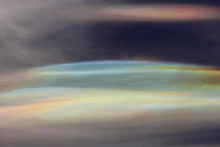 Meteorologista explica nuvem colorida no céu de Foz do Iguaçu; veja imagens