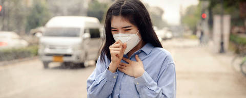 Asian woman wearing the N95 Respiratory Protection Mask against PM2.5 air pollution and headache Suffocate. City air pollution concept
( Foto: Deemerwha studio / adobe stock )